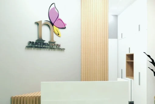 Recepção da N Procedimentos com o letreiro da marca na parede